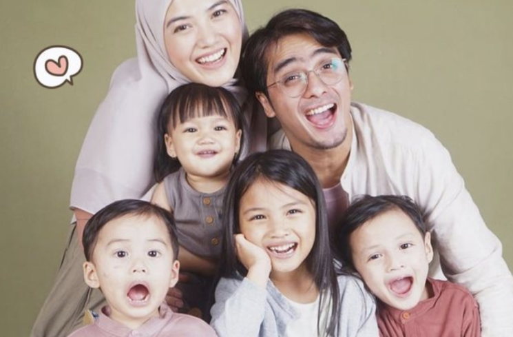 Potret Ricky Harun bersama sang istri dan anak-anaknya
