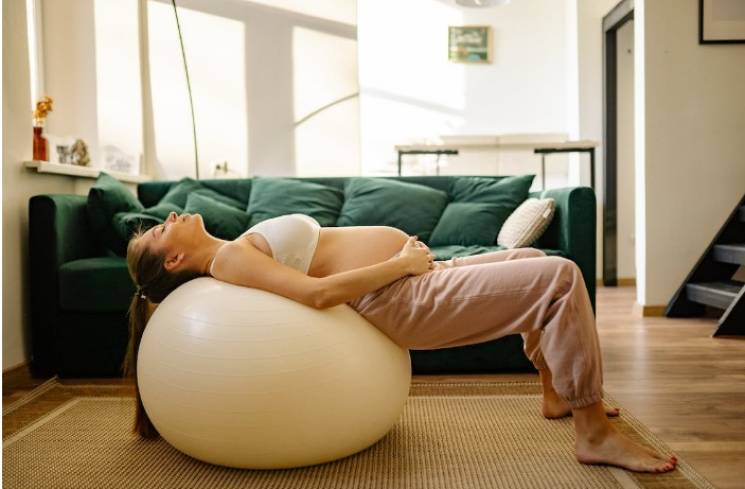 Ilustrasi ibu hamil lakukan yoga. [Yan Krukov Pexels]