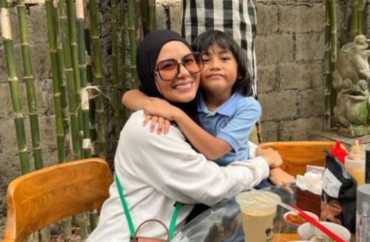 Meisya Siregar dan anaknya [Instagram]