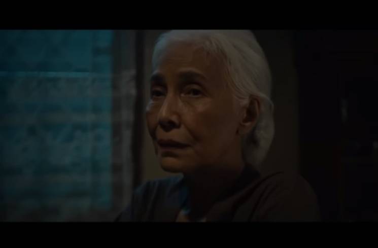 Laksmi Notokusumo memerankan sebagai nenek penjaga kost di film Tumbal Kanjeng Iblis. (YouTube Visinema Pictures)