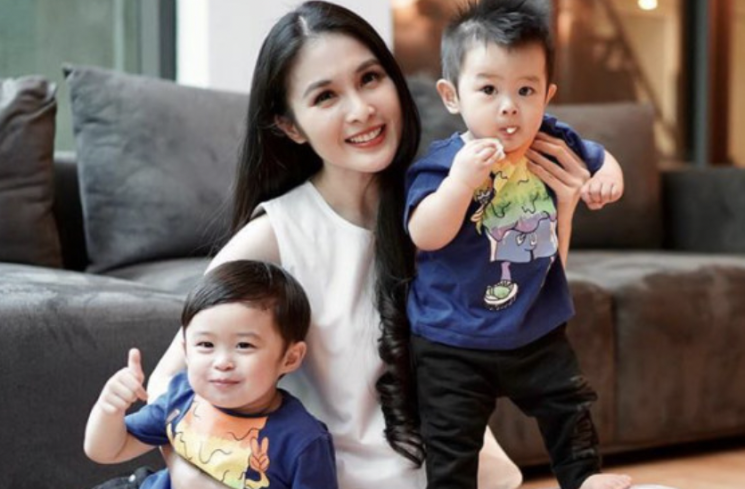 Sandra Dewi bersama anak-anaknya