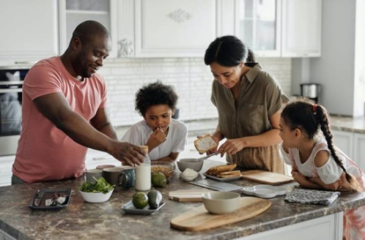 Memasak, salah satu aktivitas yang bisa dilakukan paren bersama anak untuk mengoptimalkan perkembangan emosionalnya. (Foto: Pexels/August de Richelieu)