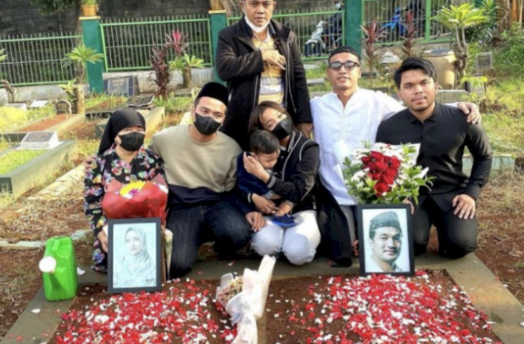 Potret keluarga Haji Faisal saat berkunjung ke makam Vanessa dan Bibi Ardiansyah