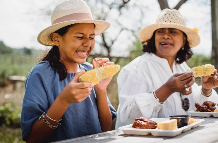 Foto: ilustrasi orang makan jagung (pexels/Zen Chung)