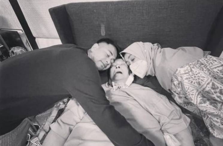 Raffi Ahmad bersama Neneknya, Mami Popon [Instagram]