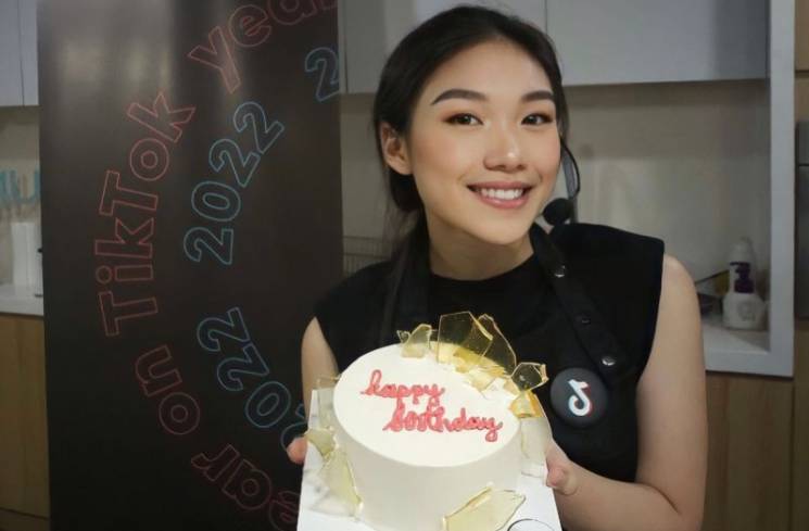 Kue pecahan kaca ala Angela Rusmin sempat trending di TikTok pada 2022. (Foto: Tiktok)