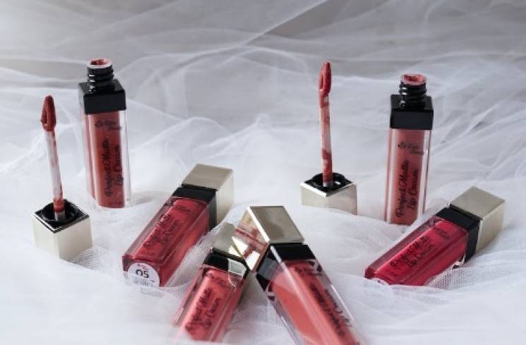 Ilustrasi lipstik, produk riasan bibir. (Foto: Pexels/Febi ola)