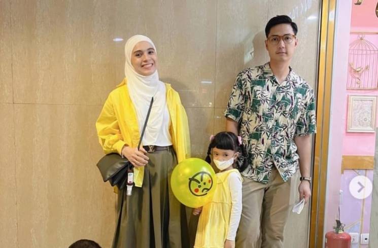 Nycta Gina bersama suami, Rizky Kinoz dan dua anaknya: Panutan Adhya Semesta Trinycta dan Putih Trinycta. (Instagram/@missnyctagina)