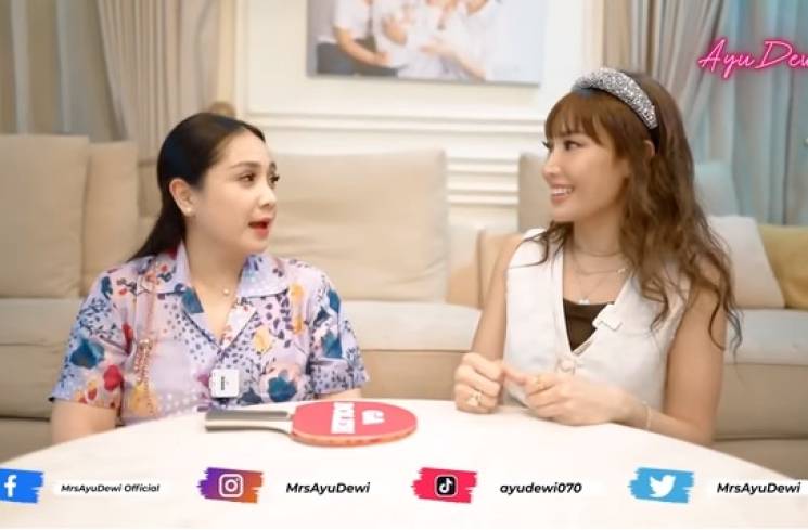 Nagita Slavina dan Ayu Dewi lagi ngobrol seru seputar keluarga. (YouTube Ayu Dewi)