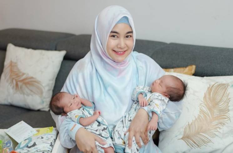 Anisa Rahma bersama bayi kembarnya [Instagram]