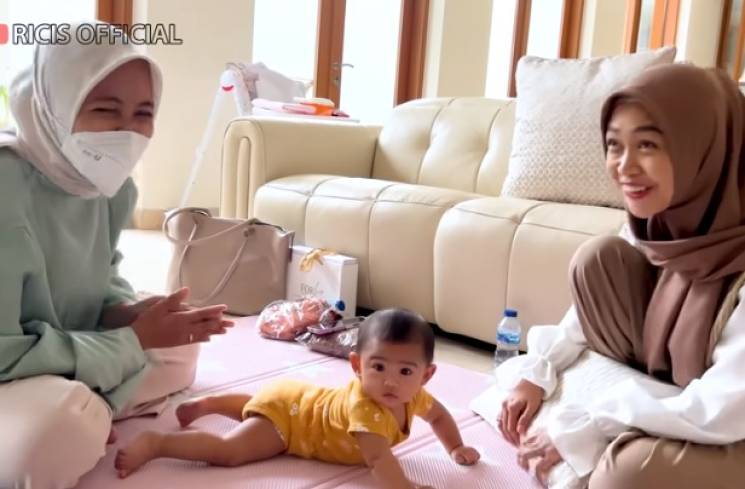 Ria Ricis mendengarkan penjelasan bidan tentang perkembangan Baby Moana yang menginjak usia 5 bulan. (YouTube Ricis Official)