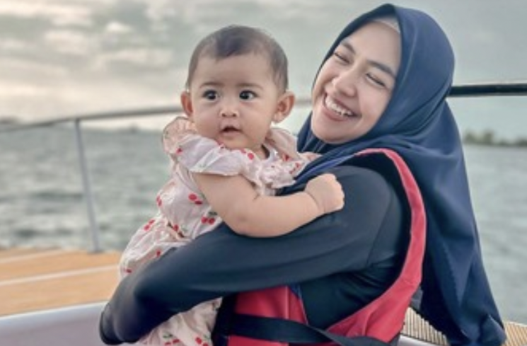 Ria Ricis mengajak baby Moana bermain jetski