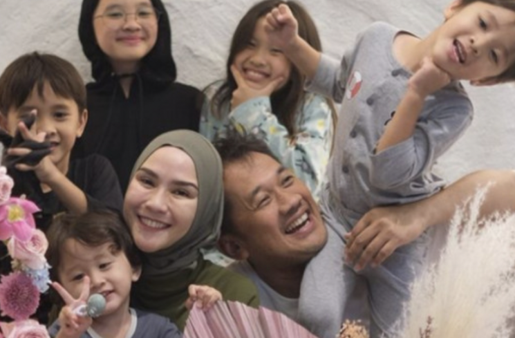 Zaskia Adya Mecca bersama keluarganya. (Instagram)