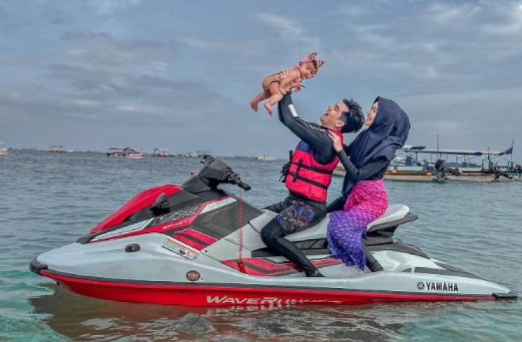 Baby Moana digendong sang ayah Teuku Ryan bersama Ria Ricis di atas jetski. (Akun IG riaricis1795)