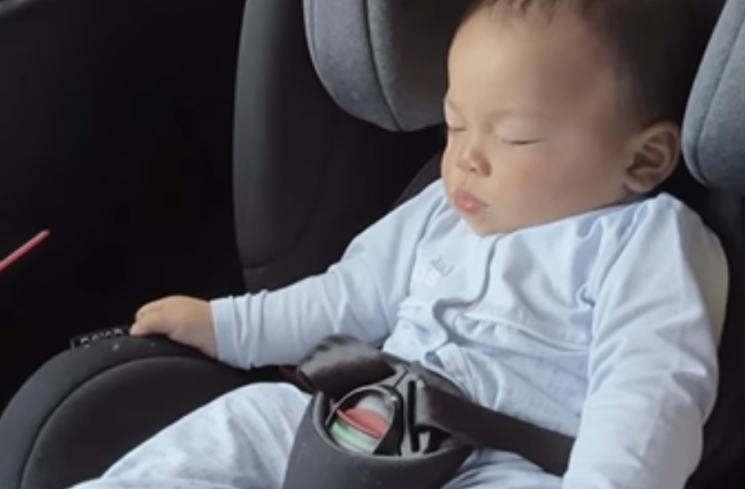 Potret Baby Izz yang menggunakan car seat