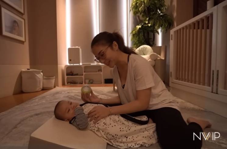 Nikita Wiily sedang menidurkan Baby Izz yang mulai mengantuk. (Foto: Tangkapan layar YouTube Nikita Willy Official)