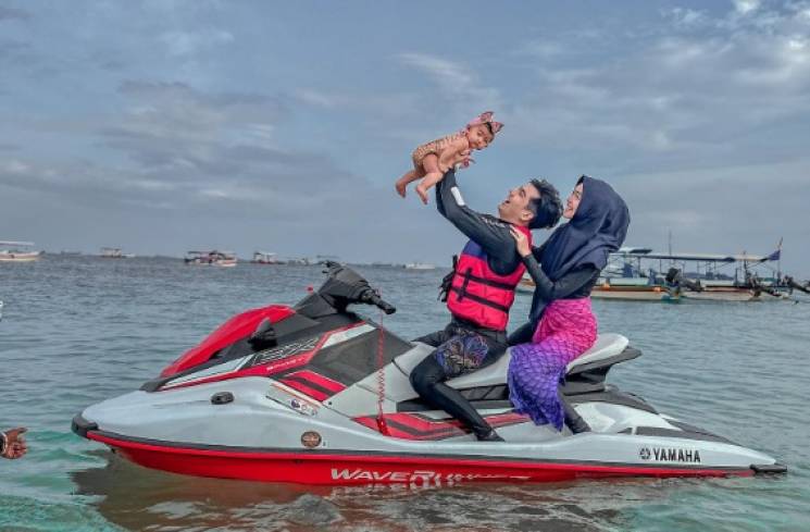 Ria Ricis bersama suami dan anaknya [Instagram/riaricis1795]