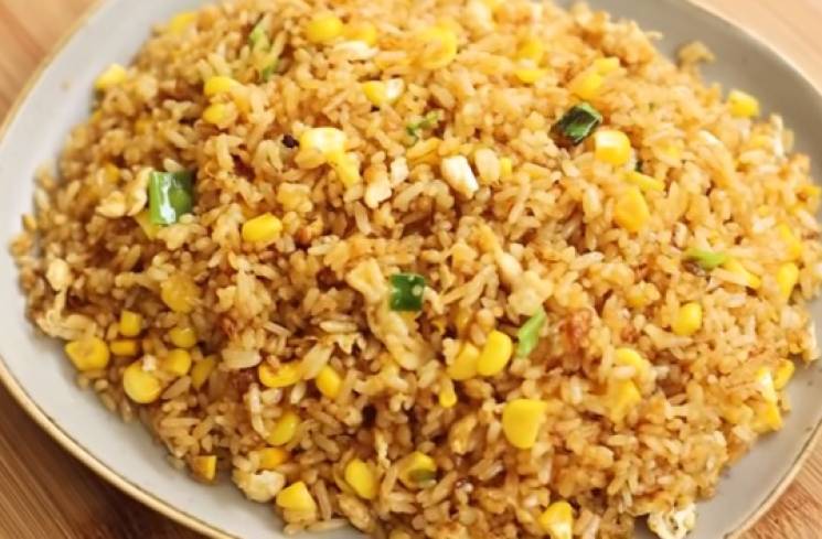 Nasi Goreng Telur atau Golden Fried Rice. (Tangkapan YouTube Devina Hermawan)
