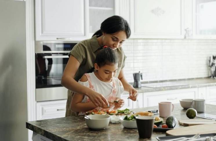 Ilustrasi ibu mengajak anak masak bersama di rumah. (Foto: Pexels/August de Richelieu)