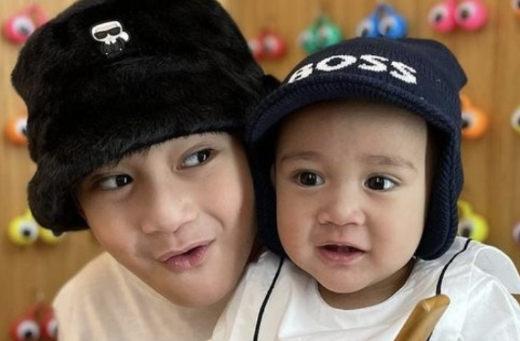 Potret Rayyanza dan sang kakak Rafathar