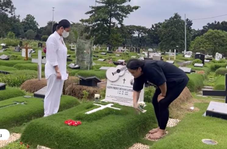 Istri mendiang Glenn Fredly, Mutia Ayu berziarah ke makam suaminya di TPU Tanah Kusir. (Akun YouTube Mutia Ayu)