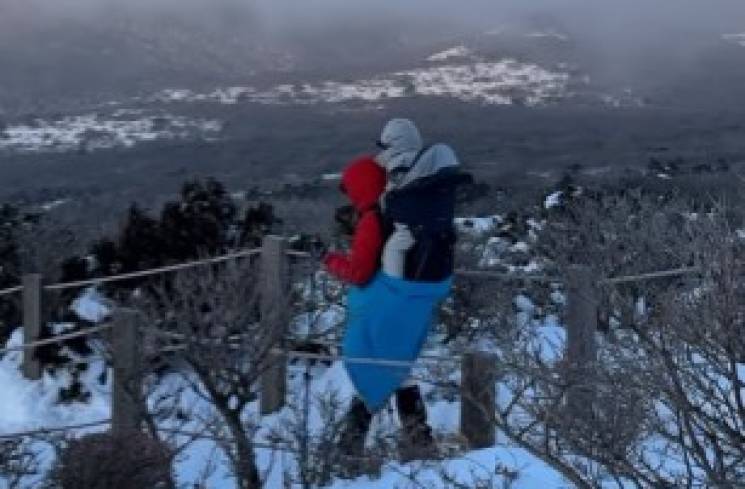 Aktris Lee Si Young mengajak anaknya naik gunung. (Akun Instagram leesiyoung38)