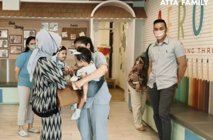 Momen kebersamaan Baby Ameena yang pergi sekolah