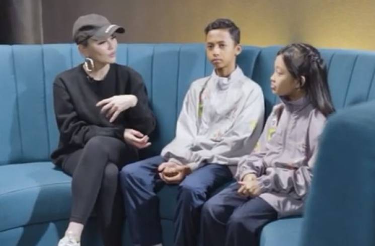 Agnez Mo bertemu dengan Keysha Aditia Putra Winardi dan Devina Anindita. (YouTube Eventori.id)