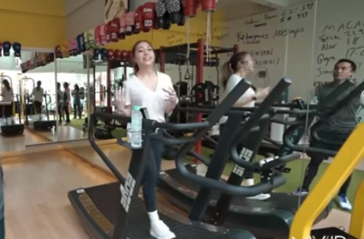 Nikita Willy saat olahraga di sebuah pusat kebugaran. (Tangkapan layar YouTube Nikita Willy Official)