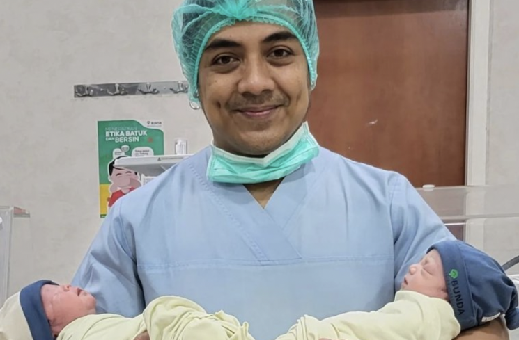 Ustaz Riza dan dua buah hatinya yang baru saja lahir