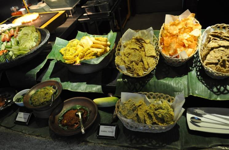 Ilustrasi ragam makanan tradisional siap saji yang banyak dijual di pinggir jalan (street food) Jakarta. (Foto; Indoparents/Intan Lisa)