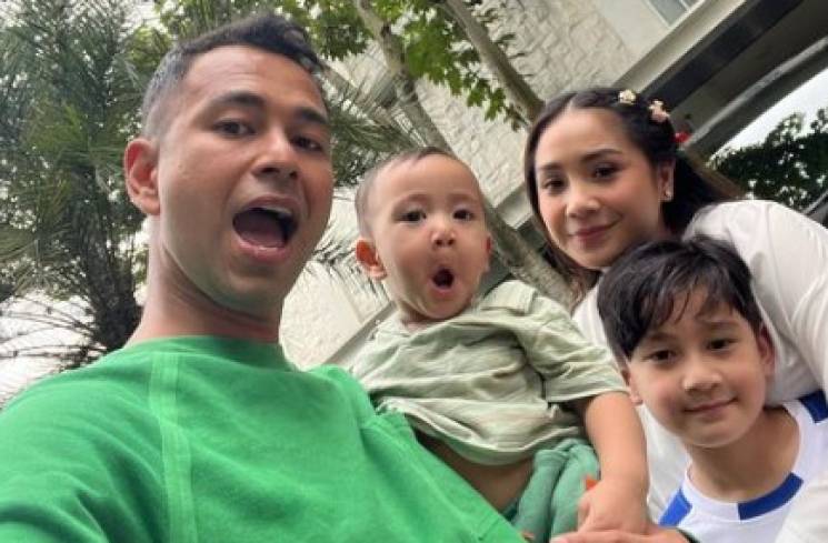 Nagita Slavina bersama Raffi Ahmad bersama dua buah hatinya, Rafathar dan Rayyanza. (Akun IG raffinagita1717)