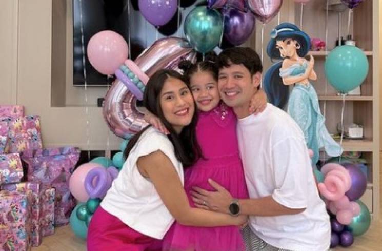 Gya Sadiqah bersama suami dan anaknya [Instagram]