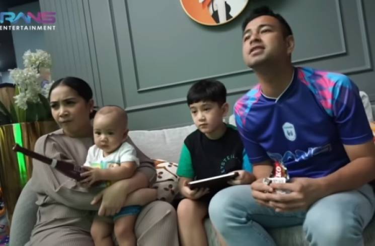 Keluarga selebritis, Nagita Slavina - Raffi Ahmad bersama dua buah hatinya,  Rafathar Malik Ahmad dan Rayyanza Malik Ahmad. (Tangkapan layar YouTube Rans Entertainment)