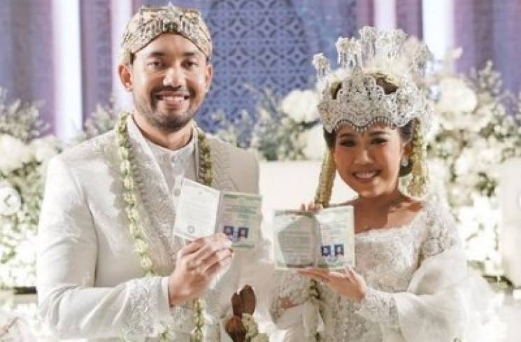 Pasangan penganti Kiky Saputri dan M Khairi mengenakan pakaian adat tradisional Sunda bertema Merak Asih. (Instagram kikysaputri)