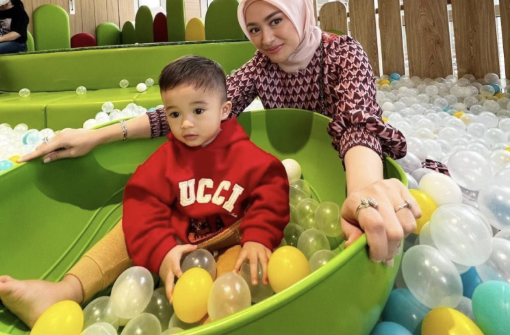 Foto Nathalie bersama baby Adzam saat mandi bola