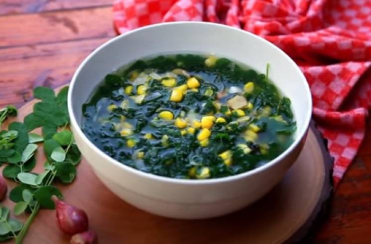 Sayur bening daun kelor dan jagung [Youtube/Delish Tube Id]