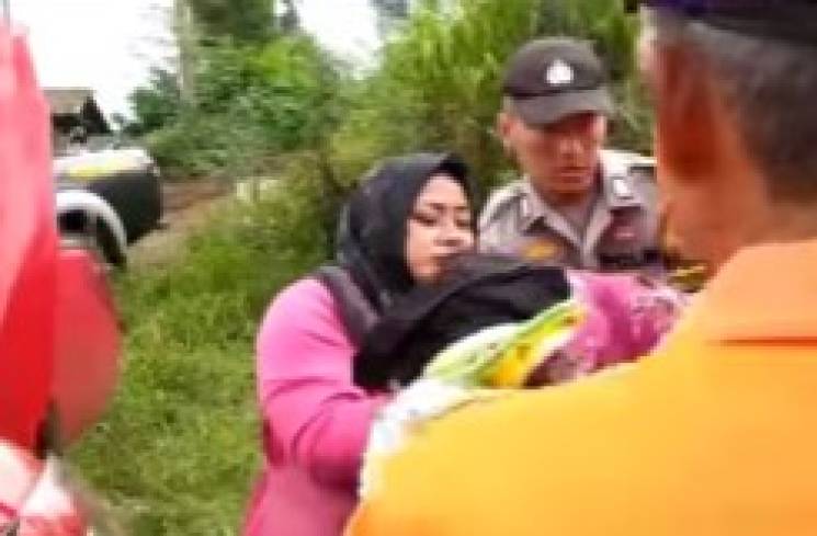 Proses evakuasi bayi yang baru dilahirkan di Gunung Slamet. (Akun IG Humas Polres Purbalingga)