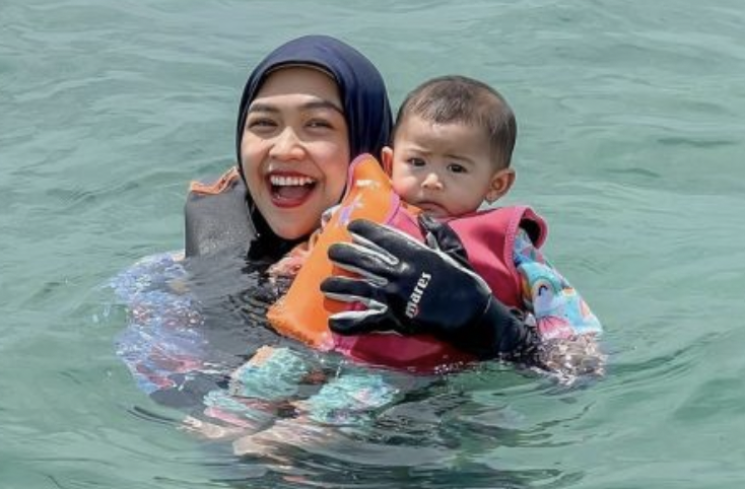 Momen Ria Ricis ajak Baby Moana bermain air