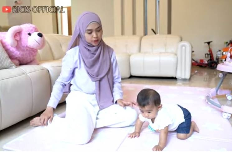 Ria Ricis menemani Baby Moana yang sedang merangkak. (YouTube Ricis Official)