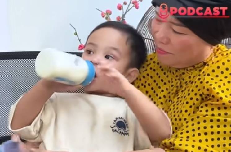 Gala Sky Andriansyah asyik minum susu dipangku sang Oma, Dewi Zuhriati. (Foto: YouTube/Fuji an)