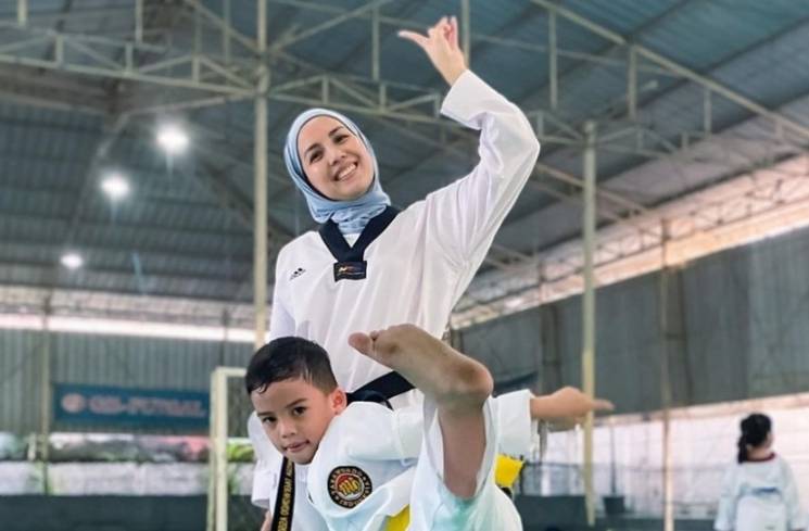 Kanaka Ratinggang bersama ibundanya, Tya Ariestya, model yang juga mantan atlet taekwondo. (Foto: Instagram/@tya_ariestya).