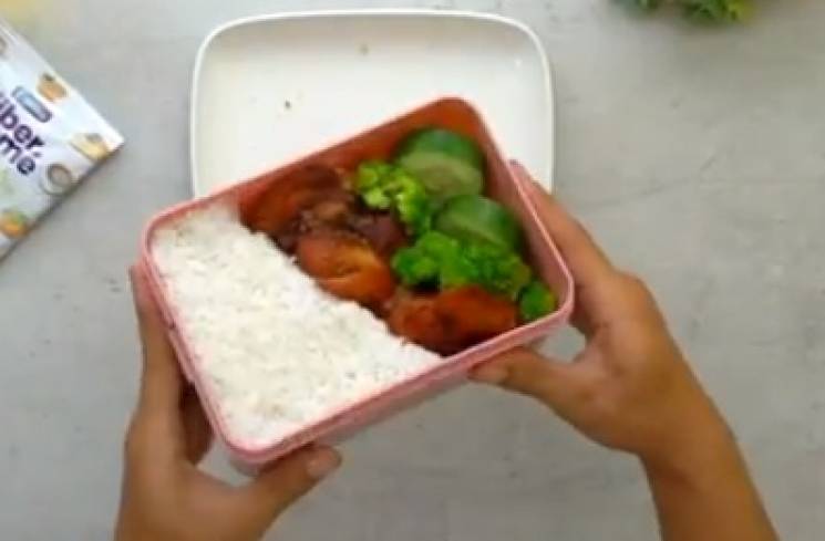 Resep Ayam Goreng Kalasan bisa jadi menu bekal anak ke sekolah. (Foto: YouTube/Ellenka)