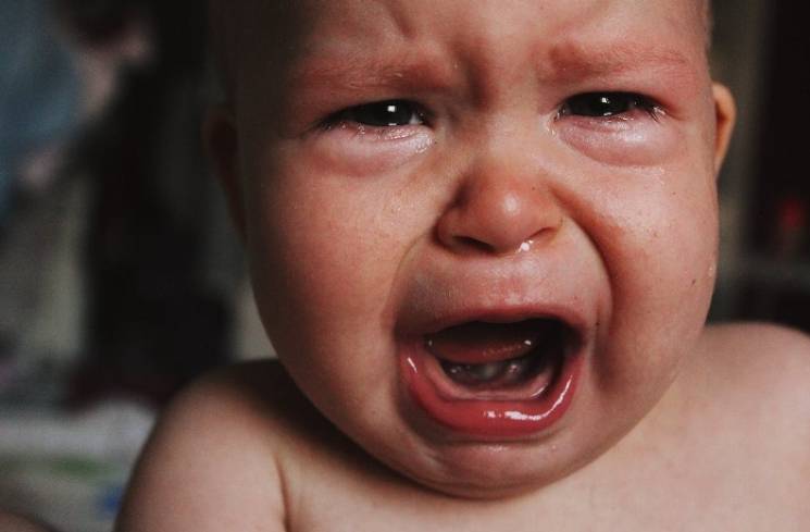 Ilustrasi bayi menangis, karena badannya demam akibat bibir kering dan rongga mulutnya kemerahan. (Foto: Pexels/Polina Smelova)