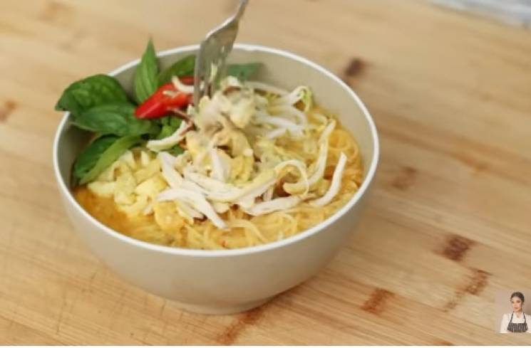 Bihun Ayam Kuah Laksa. (YouTube/Devina Hermawan)