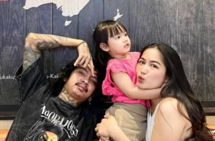 Young Lex dan Eriska Nakesya bersama sang buah hati. (Akun IG eriskanakesya)