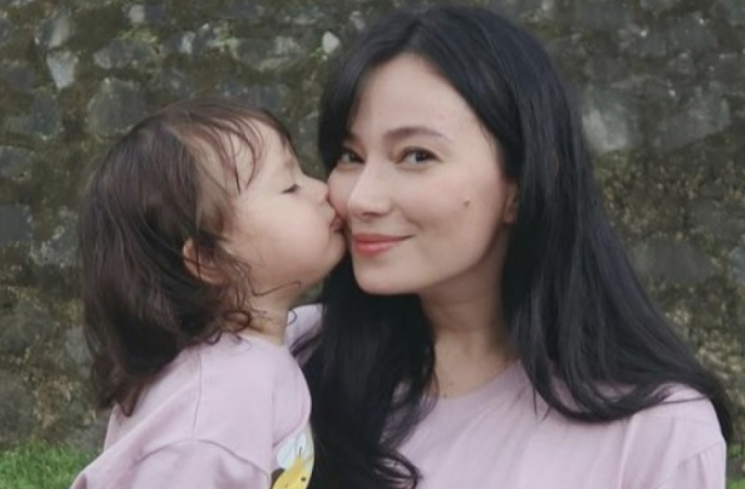 Potret Asmirandah bersama baby Chloe