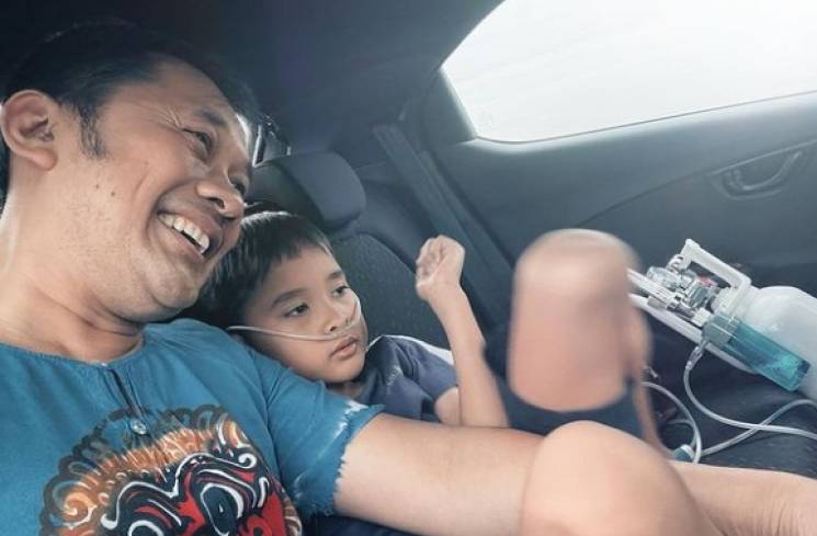 Hanung Bramantyo dan anaknya [Instagram]