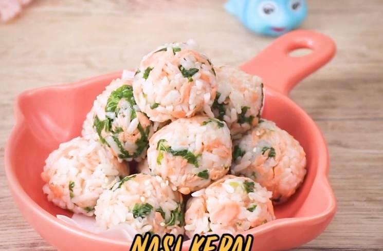 Resep Nasi Kepal Salmon Bayam. (Foto: YouTub/endues tv)