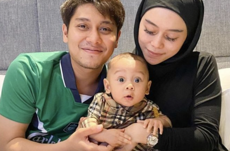 Foto Rizky Billar bersama keluarga kecilnya